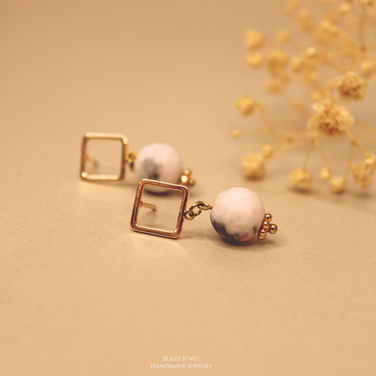 Aretes en Jaspe Zebra con base cuadrada.