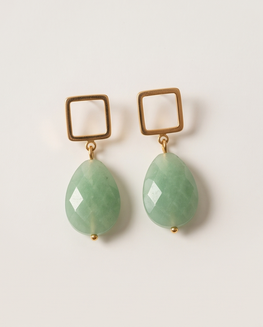 Aretes de Gota de Jade Verde Facetado con Base Cuadrada en Baño de Oro
