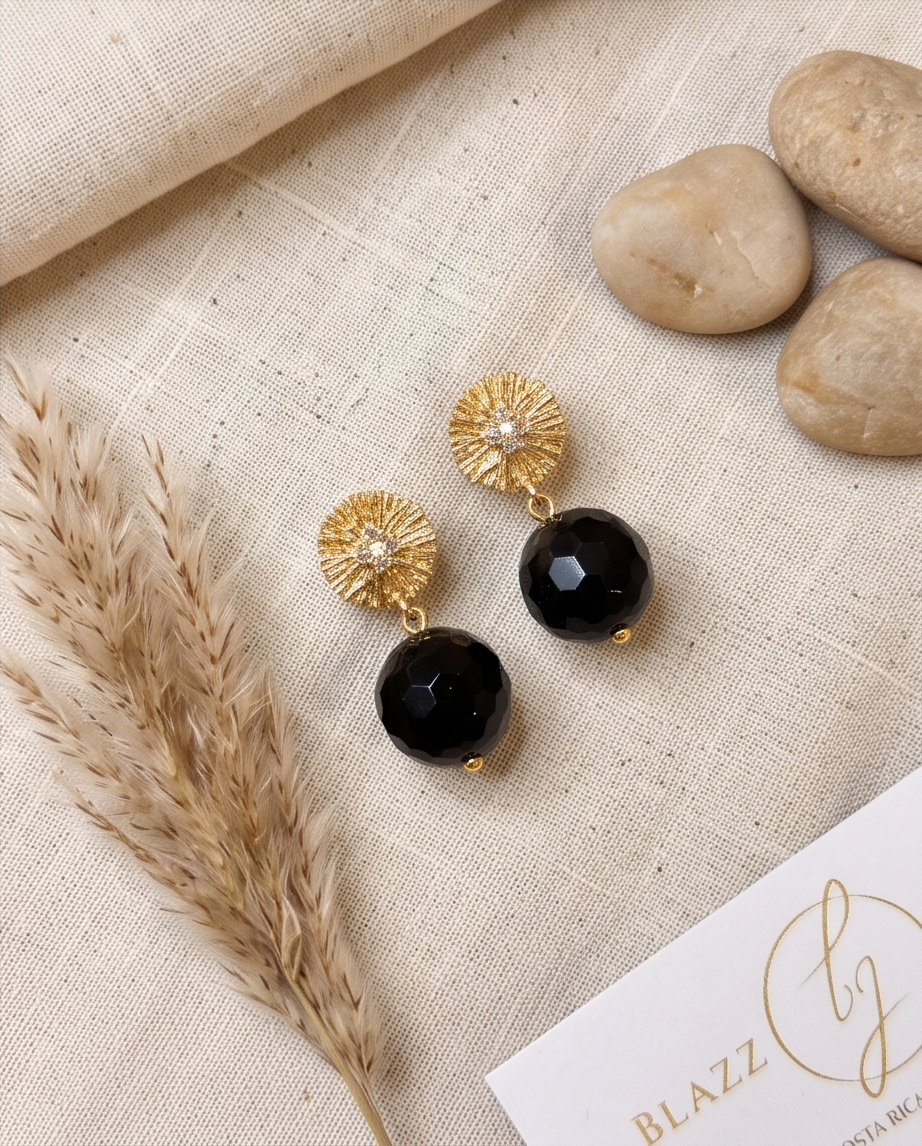Aretes de Ónix Negro Facetado con Base Redonda Labrada y Mini Zirconias