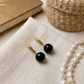 Aretes de Ónix Negro Facetado con Base de Palito Dorado en Baño de Oro