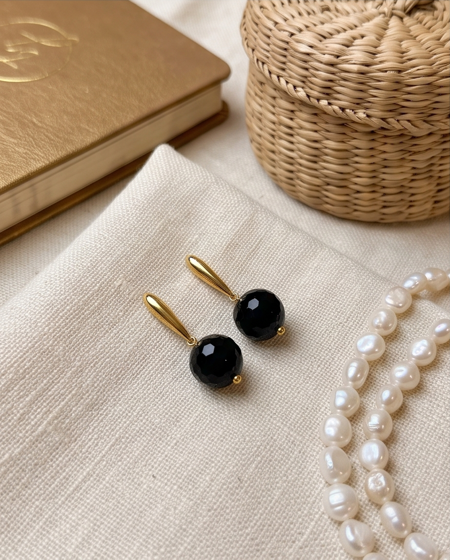 Aretes de Ónix Negro Facetado con Base de Palito Dorado en Baño de Oro