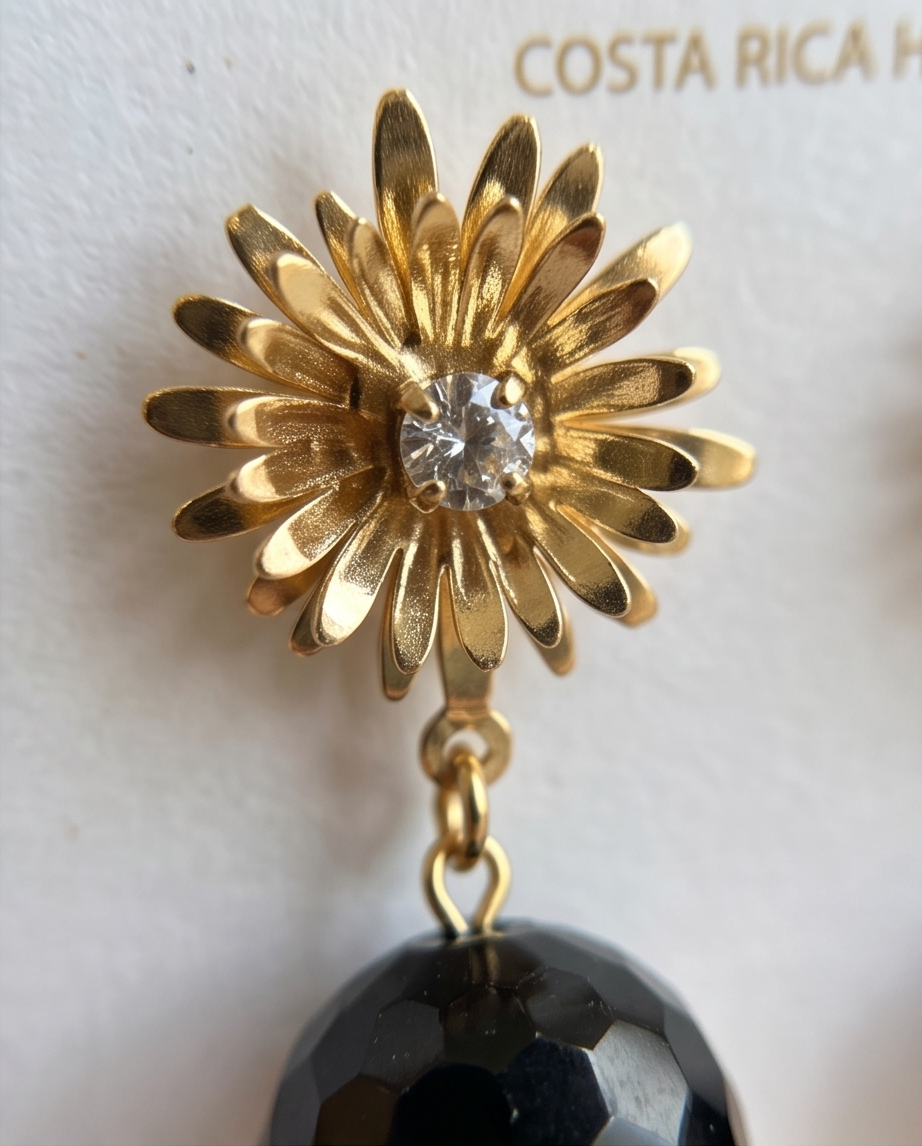 Aretes de Ónix Negro Facetado con Base Margarita con Zirconia