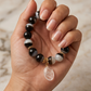 Pulsera de Ágata Marmoleada Negra y Blanca 12 mm con Dije de Cuarzo Blanco