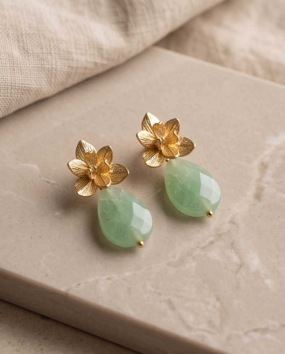Aretes de Gota de Jade Verde Facetado con Base de Flor Labrada en Baño de Oro