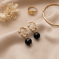 Aretes de Ónix Negro Facetado con Base Ovalada con Dos Zirconias