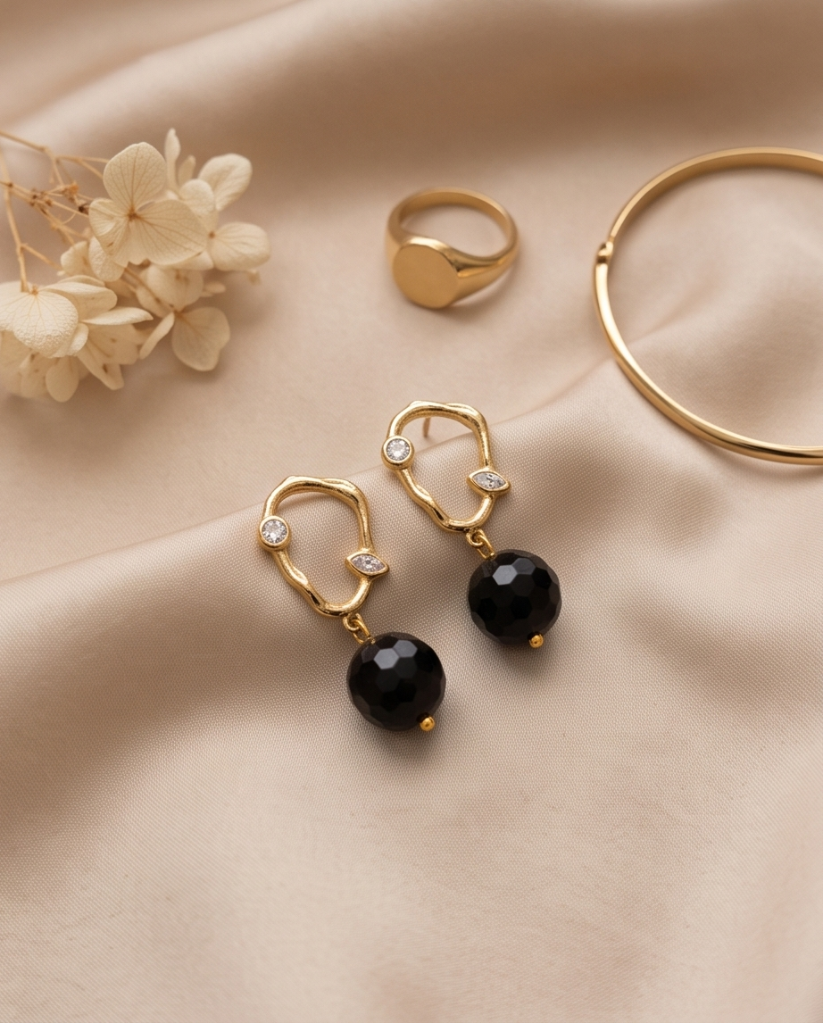 Aretes de Ónix Negro Facetado con Base Ovalada con Dos Zirconias