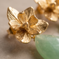 Aretes de Gota de Jade Verde Facetado con Base de Flor Labrada en Baño de Oro
