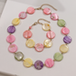 Collar de Concha Nácar en Tonos Tropicales con Entrepiezas Doradas