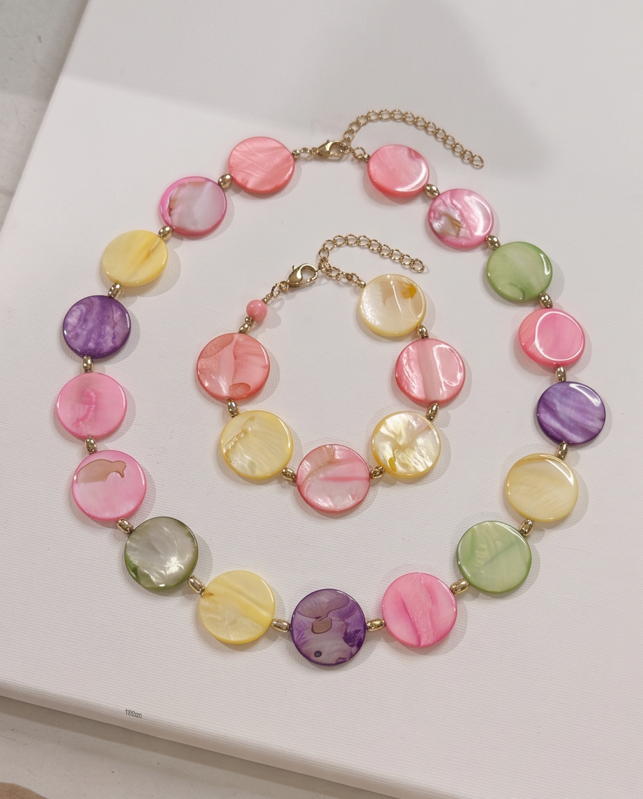 Collar de Concha Nácar en Tonos Tropicales con Entrepiezas Doradas