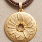 Collar Narea de Cordón Náutico Café con Dije de Flor