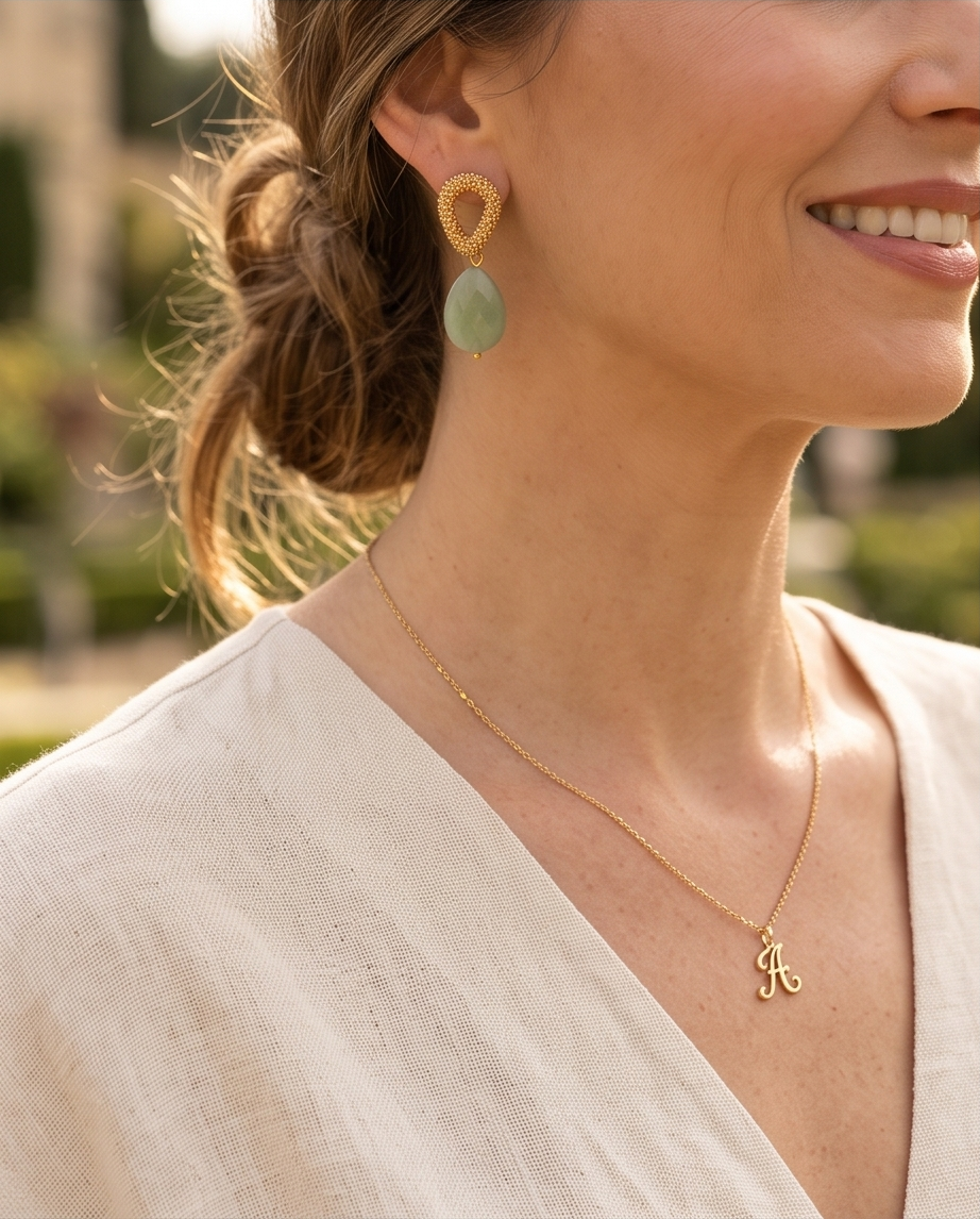 Aretes Aire de Gota de Jade Verde Facetado con Baño de Oro
