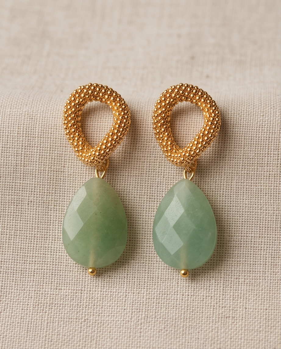 Aretes Aire de Gota de Jade Verde Facetado con Baño de Oro