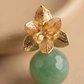 Aretes de Jade Verde con Base de Flor Labrada en Baño de Oro