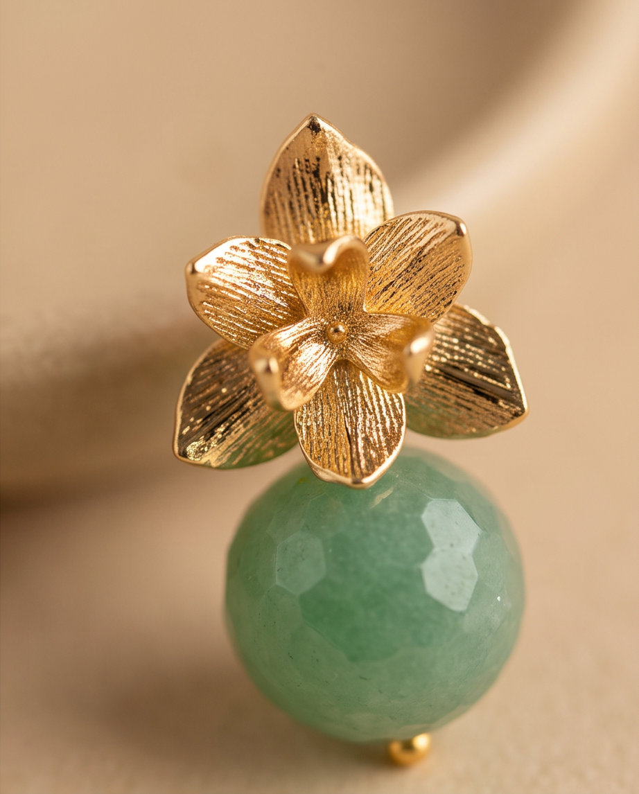 Aretes de Jade Verde con Base de Flor Labrada en Baño de Oro