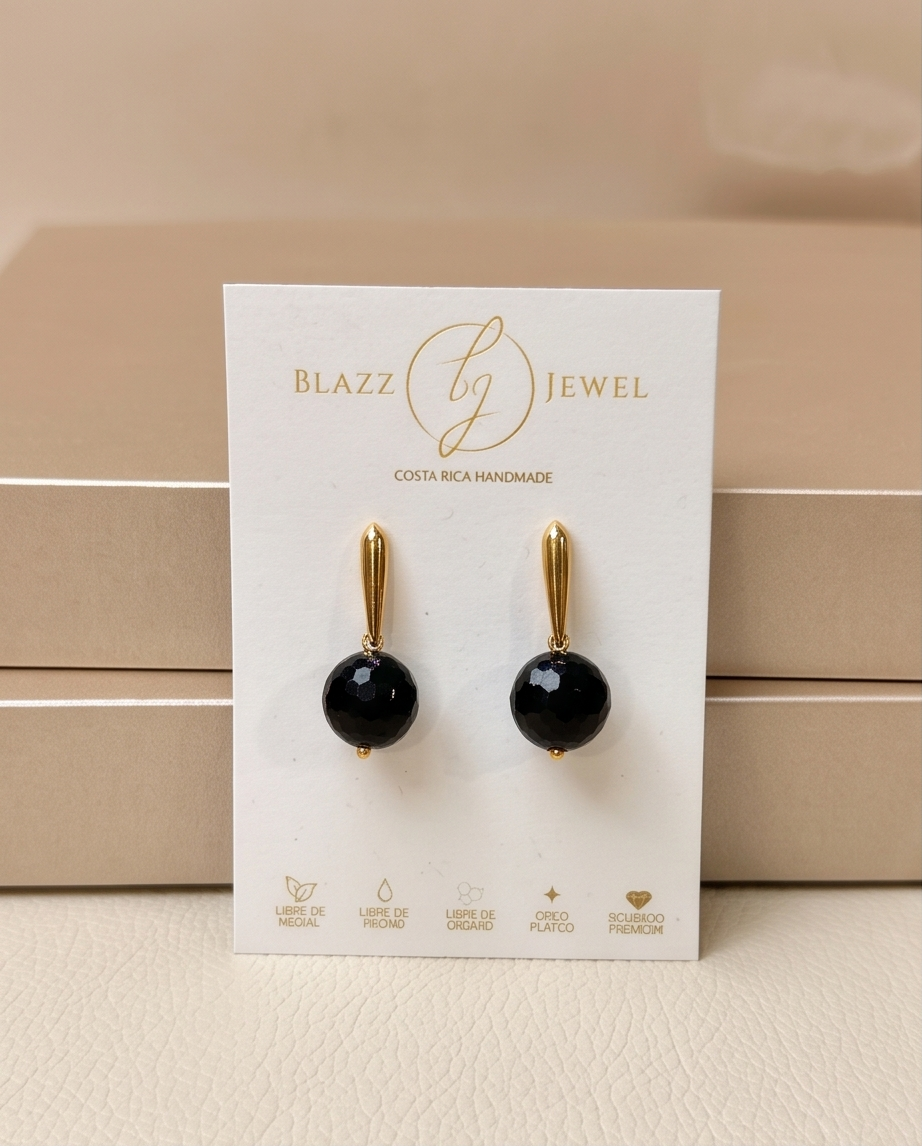 Aretes de Ónix Negro Facetado con Base de Palito Dorado en Baño de Oro