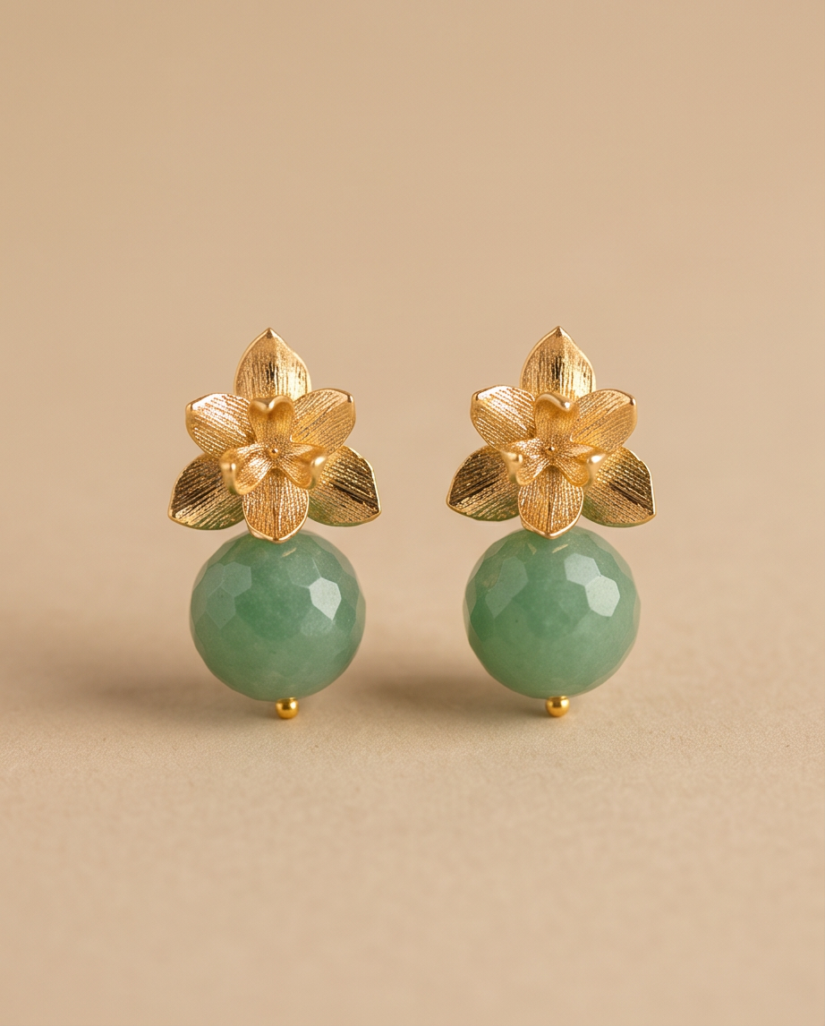 Aretes de Jade Verde con Base de Flor Labrada en Baño de Oro