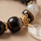 Pulsera de Ágata Marmoleada Negra y Blanca 12 mm con Dije de Cuarzo Blanco