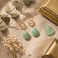 Aretes de Gota de Jade Verde Facetado con Base Cuadrada en Baño de Oro