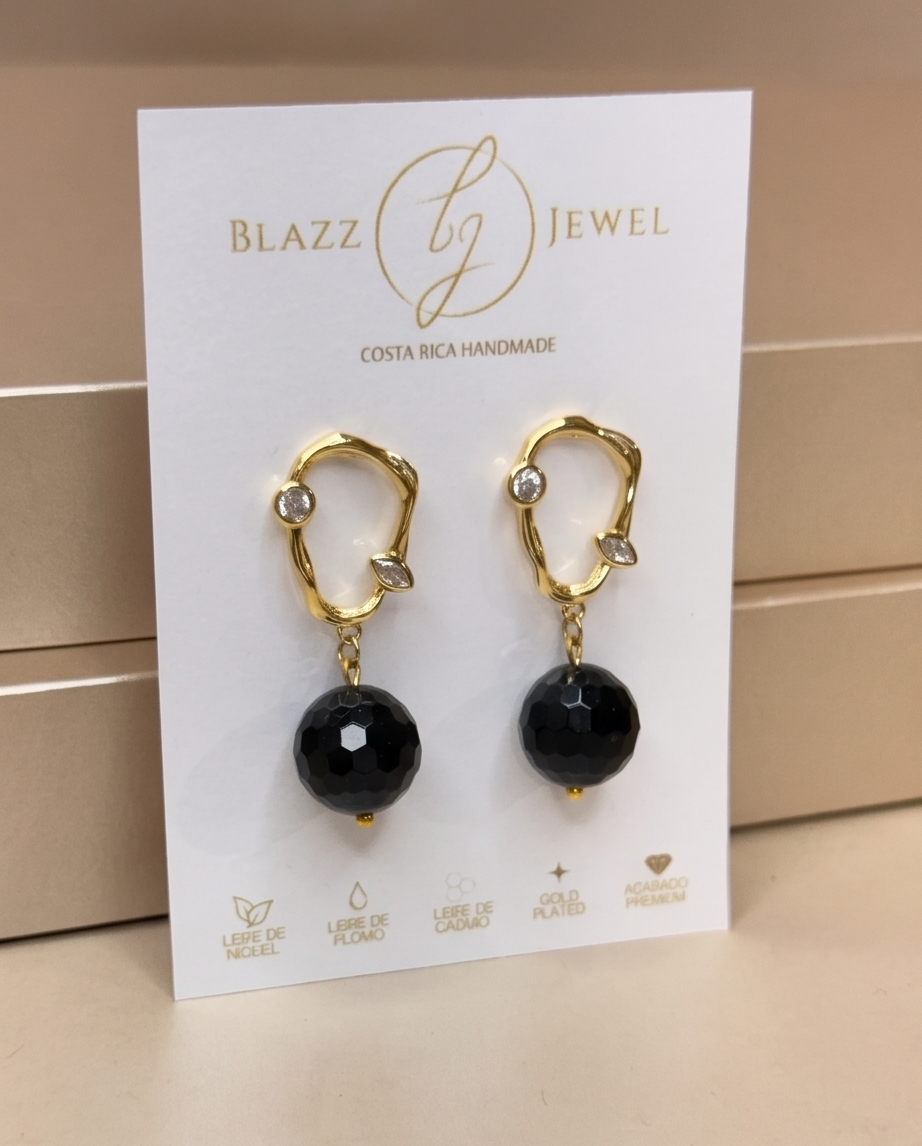 Aretes de Ónix Negro Facetado con Base Ovalada con Dos Zirconias