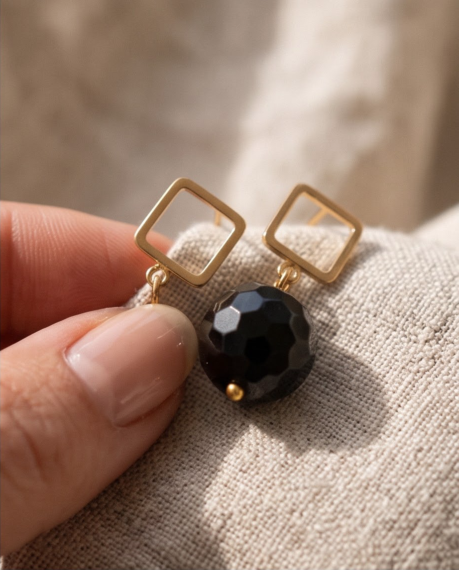 Aretes de Ónix Negro Facetado con Base Cuadrada