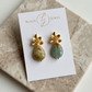 Aretes de Gota de Amazonita Facetada con Base de Flor Labrada 3D en Baño de Oro
