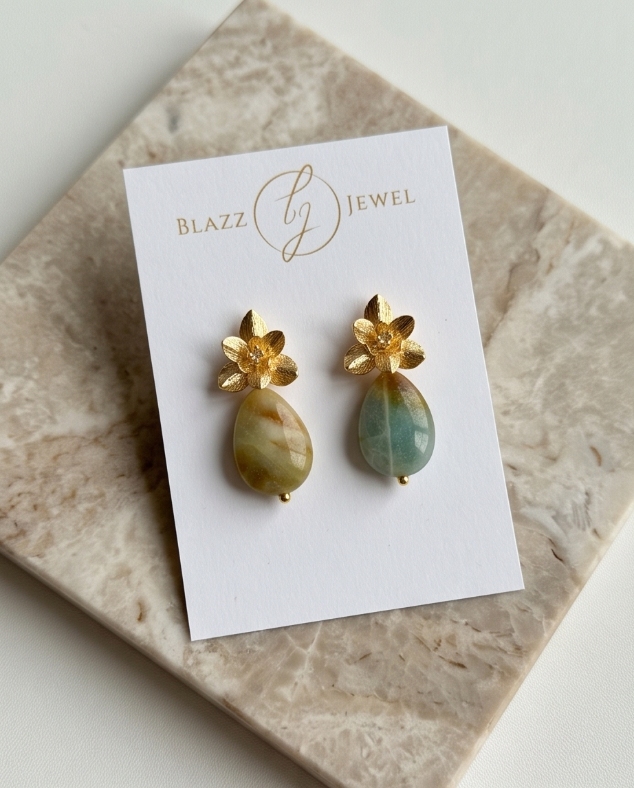 Aretes de Gota de Amazonita Facetada con Base de Flor Labrada 3D en Baño de Oro