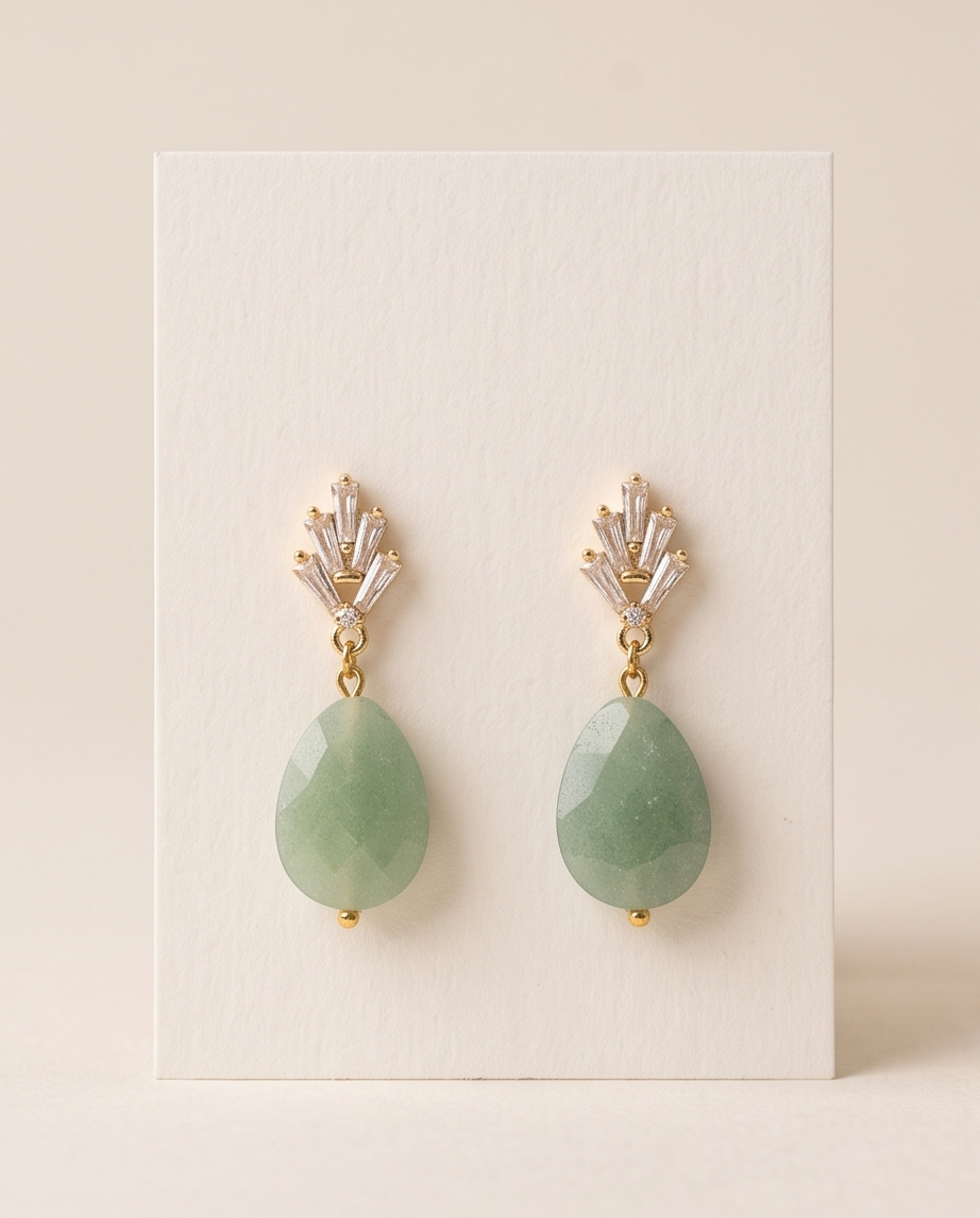 Aretes de Gota de Jade Verde Facetado con Base de Espiga en zirconias