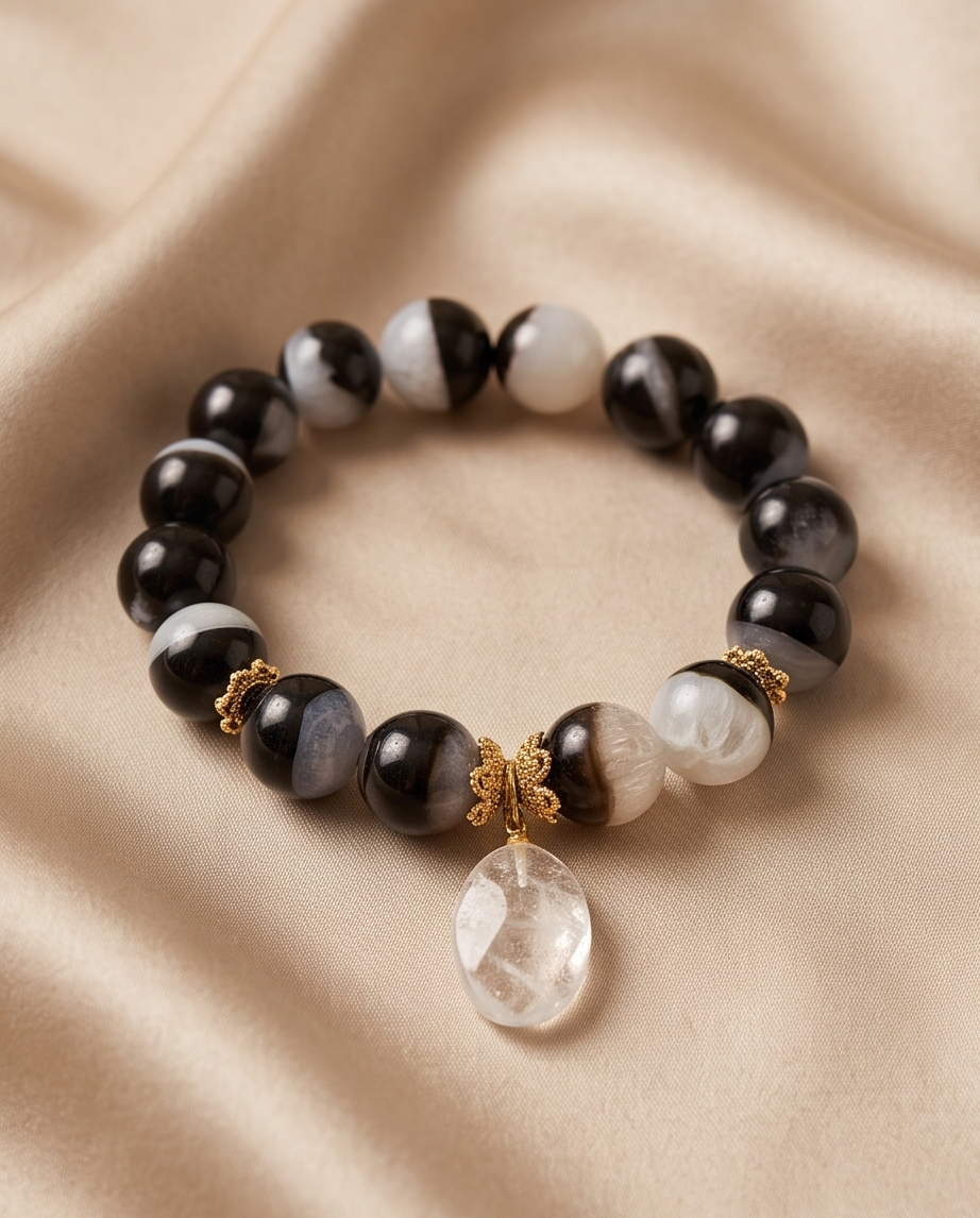 Pulsera de Ágata Marmoleada Negra y Blanca 12 mm con Dije de Cuarzo Blanco