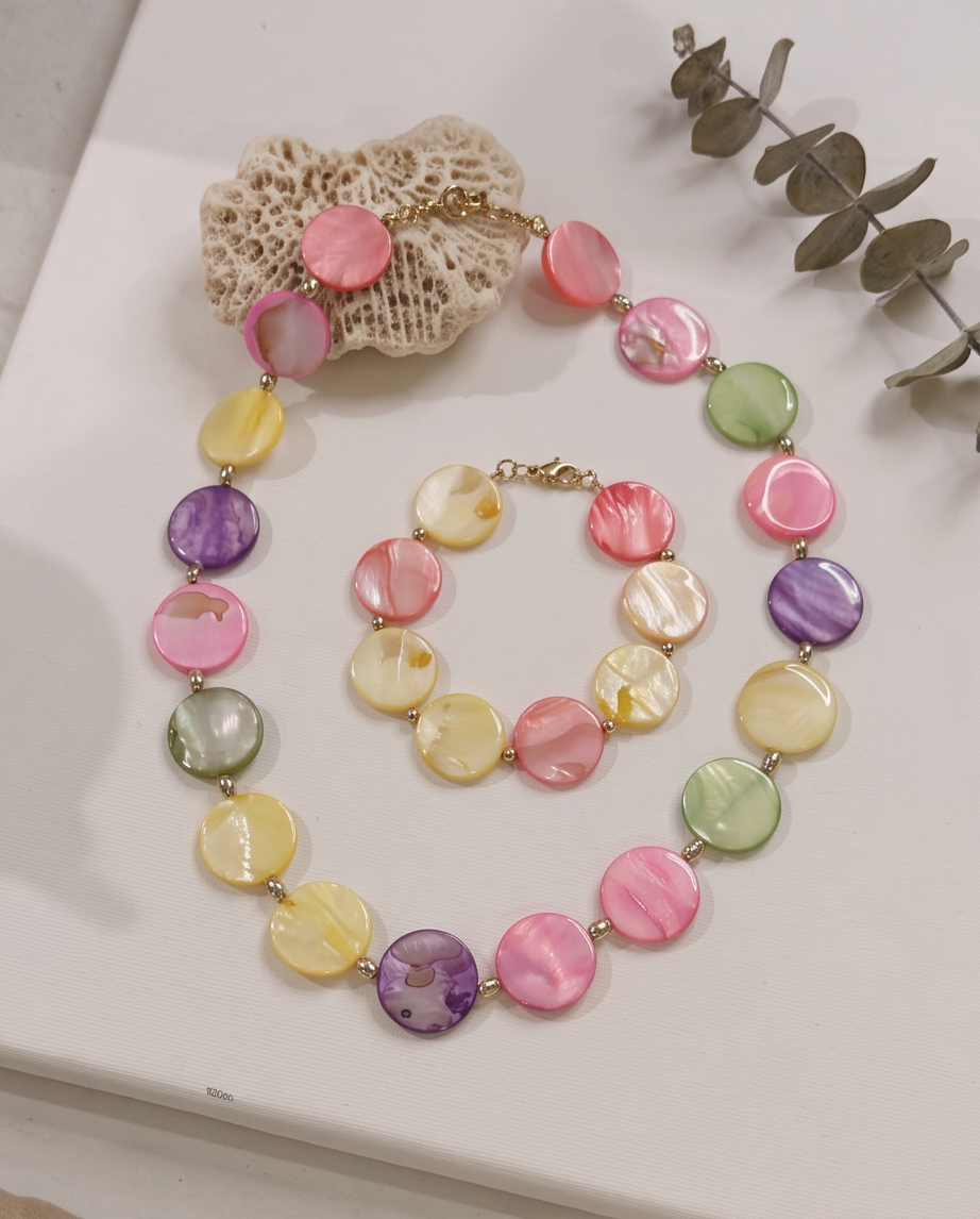 Collar de Concha Nácar en Tonos Tropicales con Entrepiezas Doradas