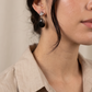 Aretes de ágata marmoleada blanca y negra con zirconias