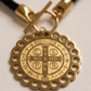 Collar de Cordón Negro con Medalla Dorada de San Benito