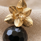 Aretes de Ónix Negro Facetado con Base de Flor Labrada 3D en Baño de Oro