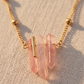 Cadena Sarah Dorada con Dije de Cuarzo Rosado de Tres Puntas