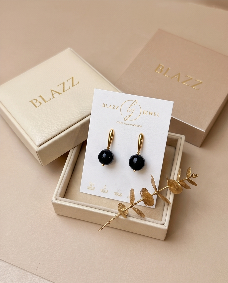 Aretes de Ónix Negro Facetado con Base de Palito Dorado en Baño de Oro
