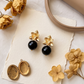Aretes de Ónix Negro Facetado con Base de Flor Labrada 3D en Baño de Oro