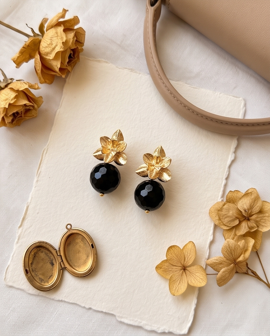 Aretes de Ónix Negro Facetado con Base de Flor Labrada 3D en Baño de Oro