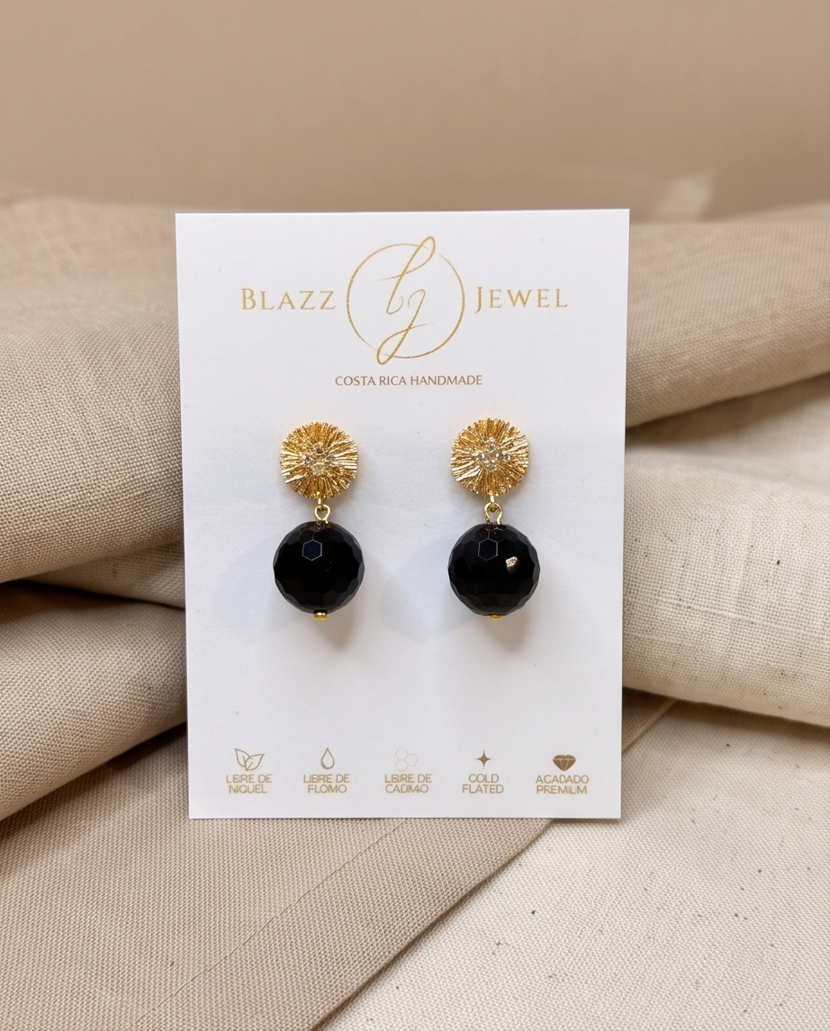 Aretes de Ónix Negro Facetado con Base Redonda Labrada y Mini Zirconias
