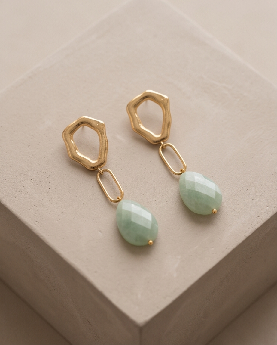 Aretes de Gota de Jade Verde Facetado con Base Hexagonal y Eslabón en Baño de Oro de 24k