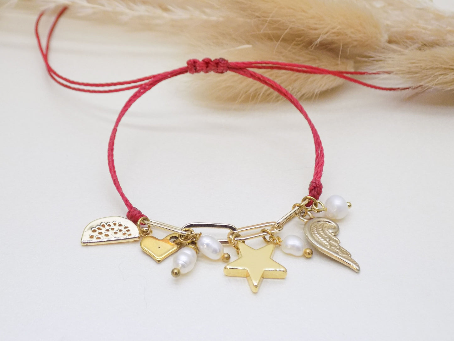 Pulsera ajustable, con cadena paper clip y  charms