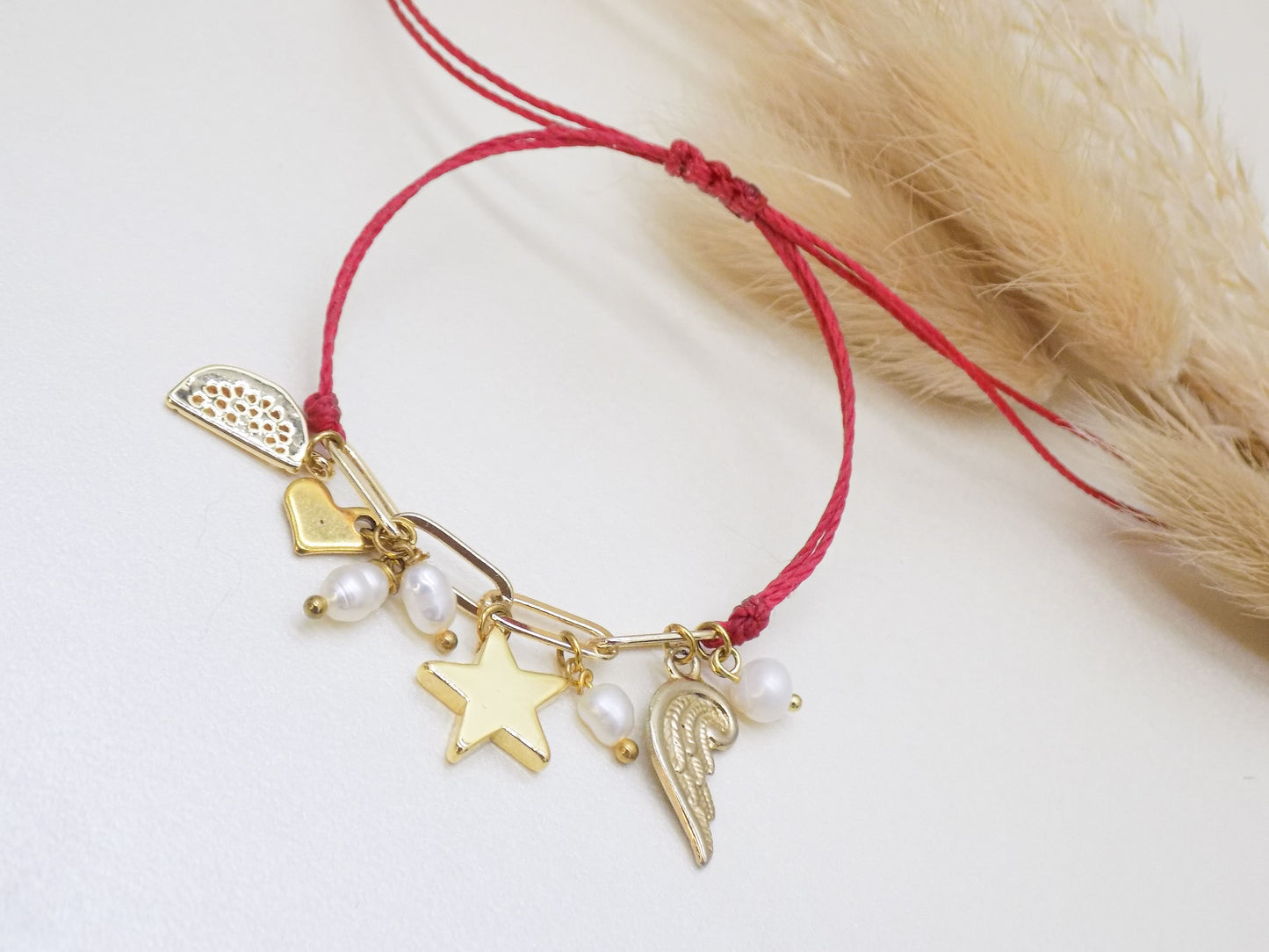 Pulsera ajustable, con cadena paper clip y  charms